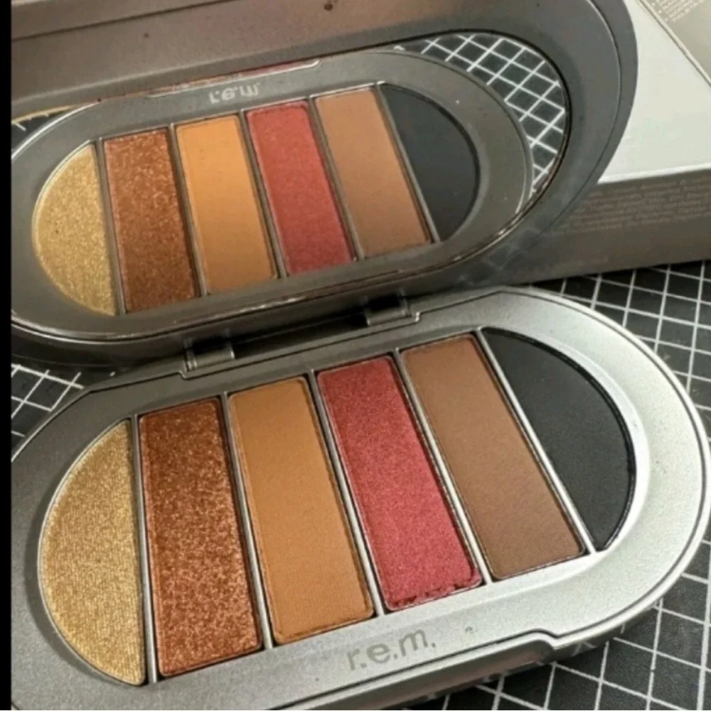 R.E.M. Beauty Midnight Shadow Palette in Principessa Eyeshadow
